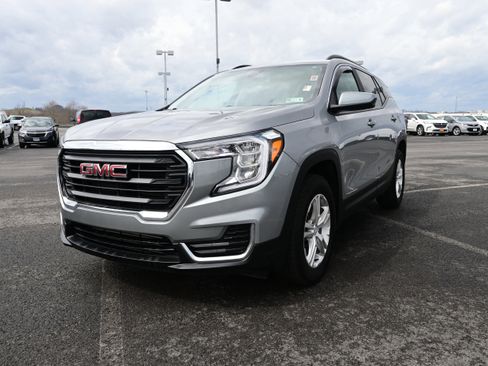 Used 2023 GMC Terrain SLE w/ Driver Convenience Package image 4