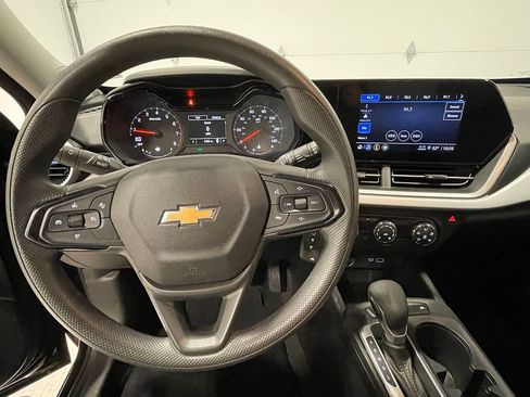 Used 2025 Chevrolet Trax LS image 30