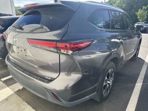 Used 2021 Toyota Highlander XLE image 8