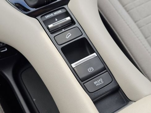 New 2026 Honda HR-V LX image 15