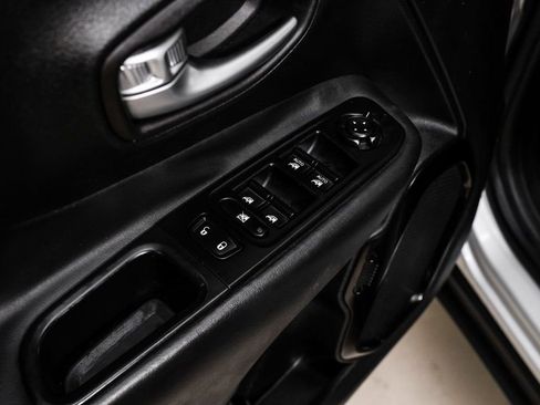 Used 2017 Jeep Renegade Altitude image 45