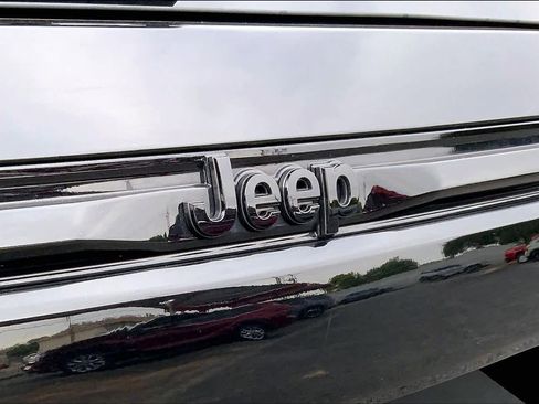 Used 2025 Jeep Grand Cherokee Altitude AWD/4WD image 31