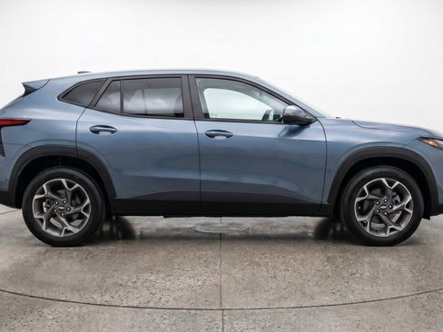 Used 2025 Chevrolet Trax LT w/ LT Convenience Package FWD image 11