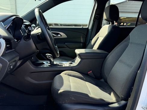 Used 2023 Chevrolet Traverse LT image 12