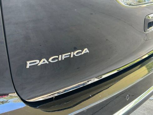 Used 2024 Chrysler Pacifica Touring-L FWD image 16