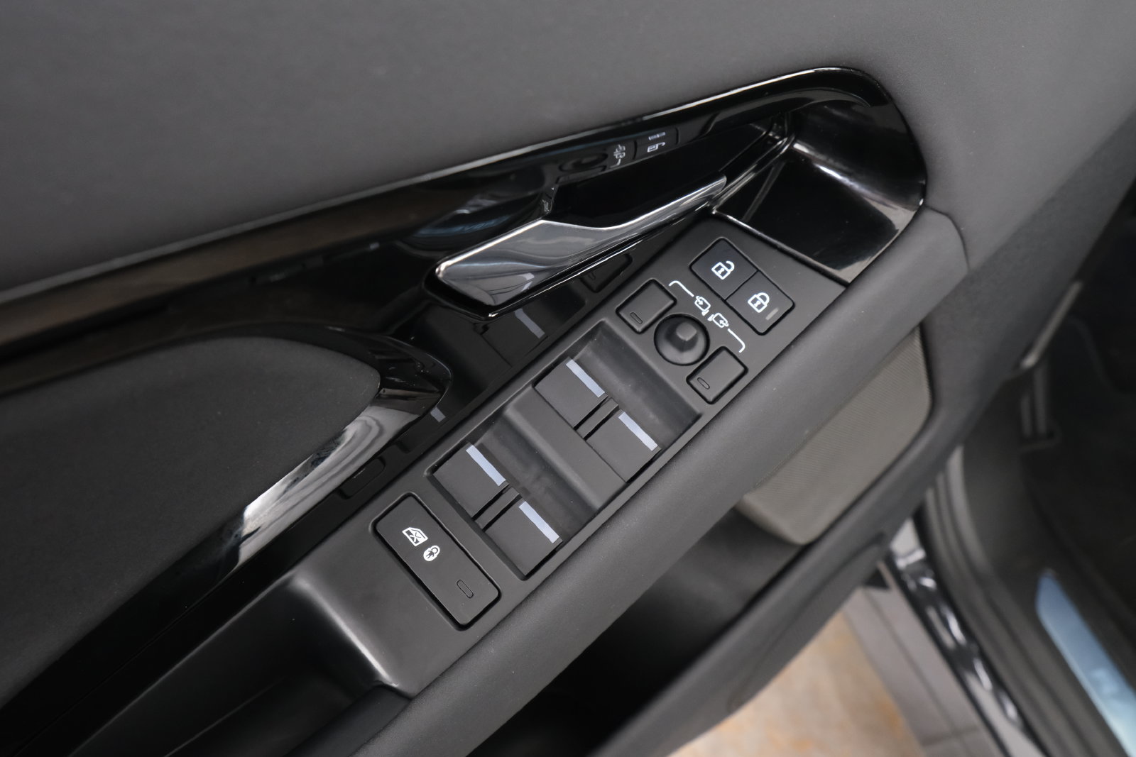 Used 2024 Land Rover Range Rover Evoque Dynamic SE AWD/4WD image 26