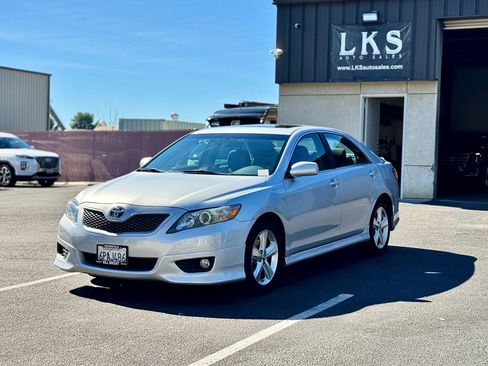 Used 2011 Toyota Camry SE w/ SE Extra-Value Pkg #1 image 3
