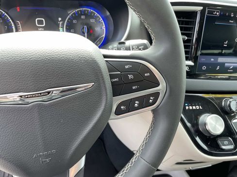 Used 2023 Chrysler Pacifica Touring-L FWD image 19