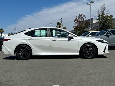 Used 2025 Toyota Camry XSE FWD image 3
