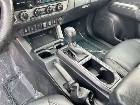 Used 2018 Toyota Tacoma TRD Off-Road w/ TRD Premium Off Road Package image 18