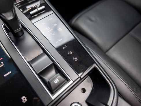 Certified 2023 Porsche Macan AWD/4WD image 36
