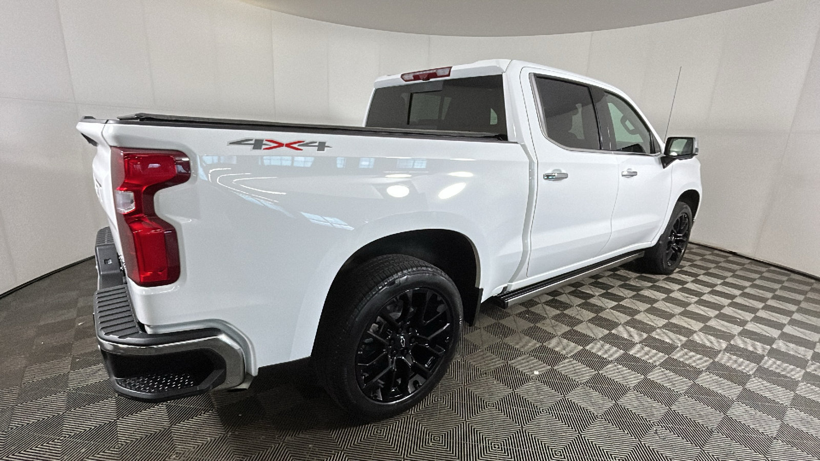Used 2025 Chevrolet Silverado 1500 LTZ w/ LTZ Premium Package AWD/4WD image 3