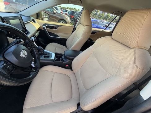 Used 2019 Toyota RAV4 LE FWD image 20