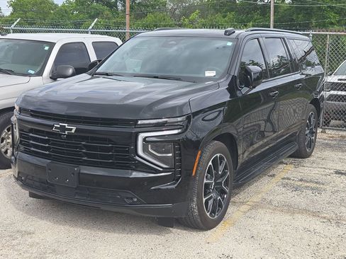 Used 2025 Chevrolet Suburban RST w/ RST Capability Package AWD/4WD image 4