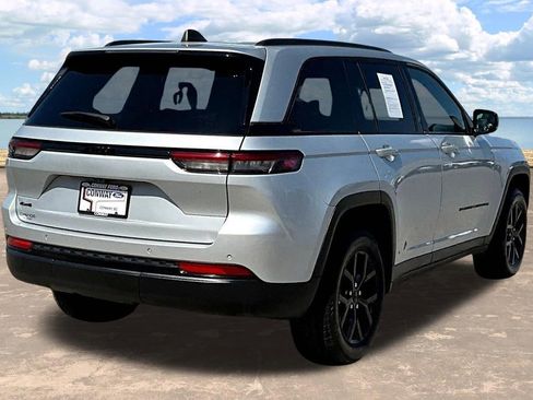 Used 2024 Jeep Grand Cherokee Altitude AWD/4WD image 8