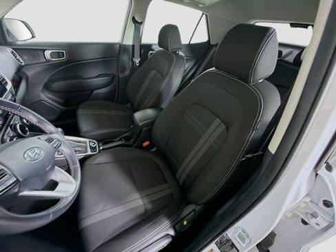 Used 2025 Hyundai Venue SEL FWD image 13
