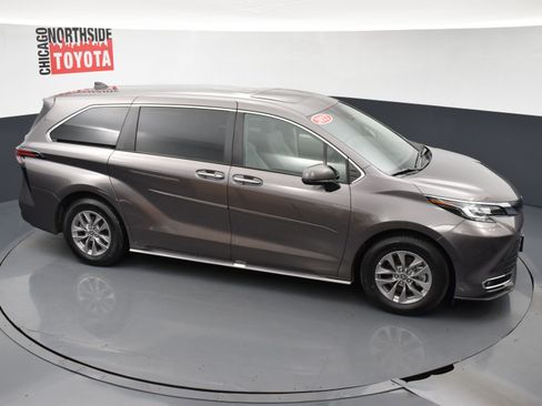 Used 2022 Toyota Sienna XLE image 25