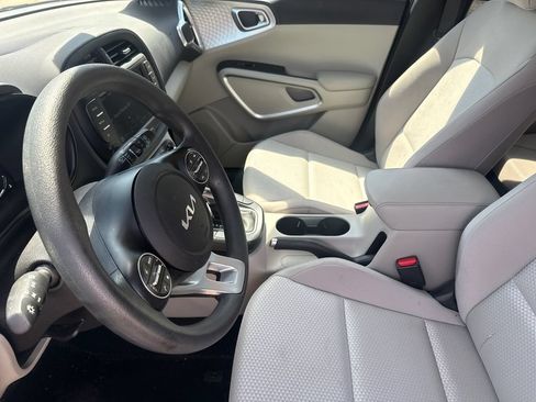 Used 2025 Kia Soul LX w/ LX Technology Package FWD image 16