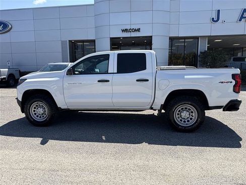 Used 2025 Chevrolet Colorado W/T w/ Advanced Trailering Package AWD/4WD image 2