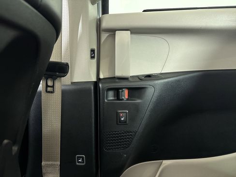 Used 2024 Chrysler Pacifica Limited image 34