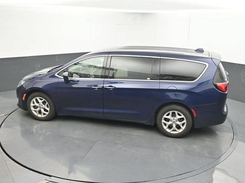 Used 2017 Chrysler Pacifica Touring Plus w/ Tire & Wheel Group FWD image 18