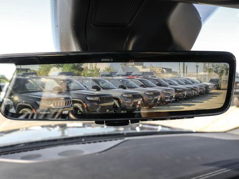 New 2025 Jeep Grand Cherokee Limited w/ Luxury Tech Group II image 19