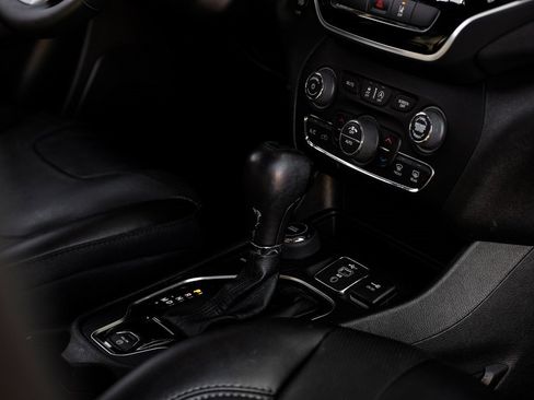 Used 2022 Jeep Cherokee Limited image 32