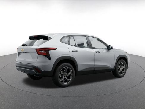 Used 2025 Chevrolet Trax LT FWD image 9