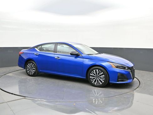 Used 2025 Nissan Altima 2.5 SV image 17