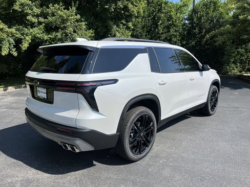 Used 2025 Chevrolet Traverse LT image 10