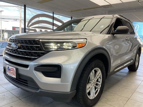 Used 2020 Ford Explorer XLT AWD/4WD image 3