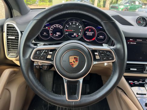 Used 2022 Porsche Cayenne AWD/4WD image 18