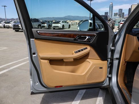 Used 2017 Porsche Macan S image 23