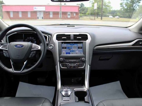 Used 2018 Ford Fusion SE w/ Fusion SE Technology Package FWD image 11