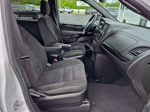 Used 2019 Dodge Grand Caravan SE FWD image 14
