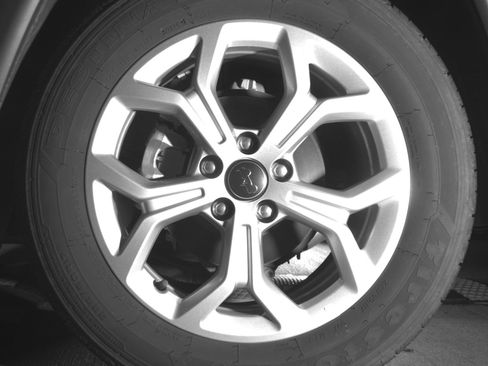 Used 2025 Jeep Compass Latitude image 14