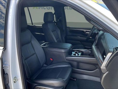 Used 2025 Chevrolet Suburban LT w/ Comfort Package image 29