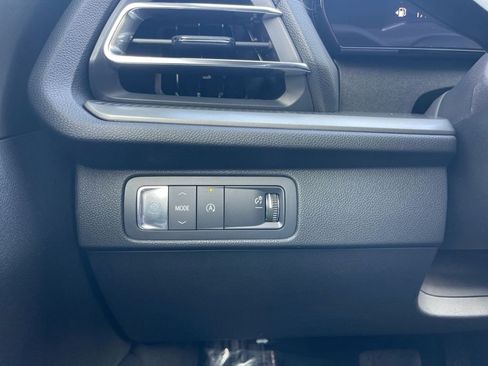 Used 2025 Chevrolet Traverse LT image 30