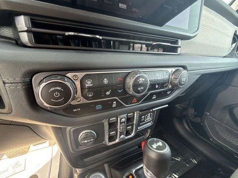 Used 2025 Jeep Wrangler Sahara image 16