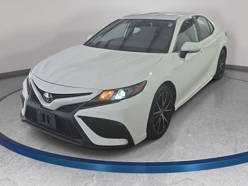 Used 2022 Toyota Camry SE FWD image 1