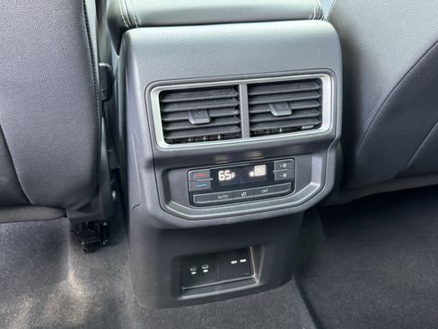 Used 2025 Volkswagen Atlas SE image 33