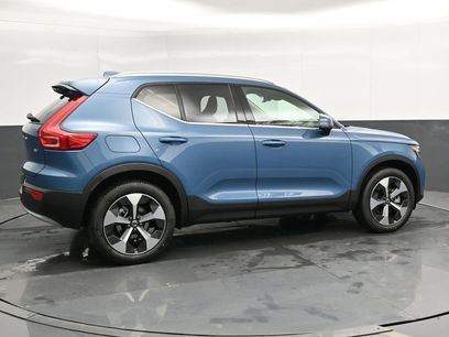 New 2025 Volvo XC40 B5 Core w/ Climate Package