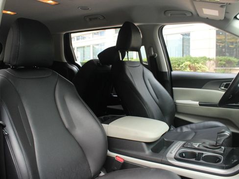 Used 2024 Kia Carnival LX FWD image 26