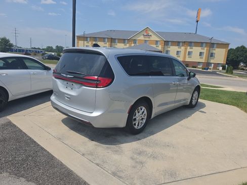 Used 2024 Chrysler Pacifica Touring-L FWD image 5