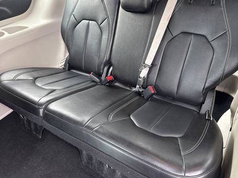 Used 2024 Chrysler Pacifica Touring-L FWD image 23