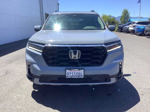 Used 2025 Honda Pilot Touring image 9
