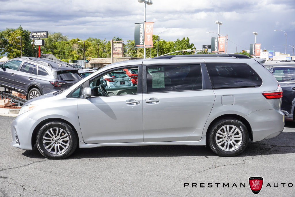 Used 2018 Toyota Sienna XLE w/ XLE Navigation Package FWD image 17