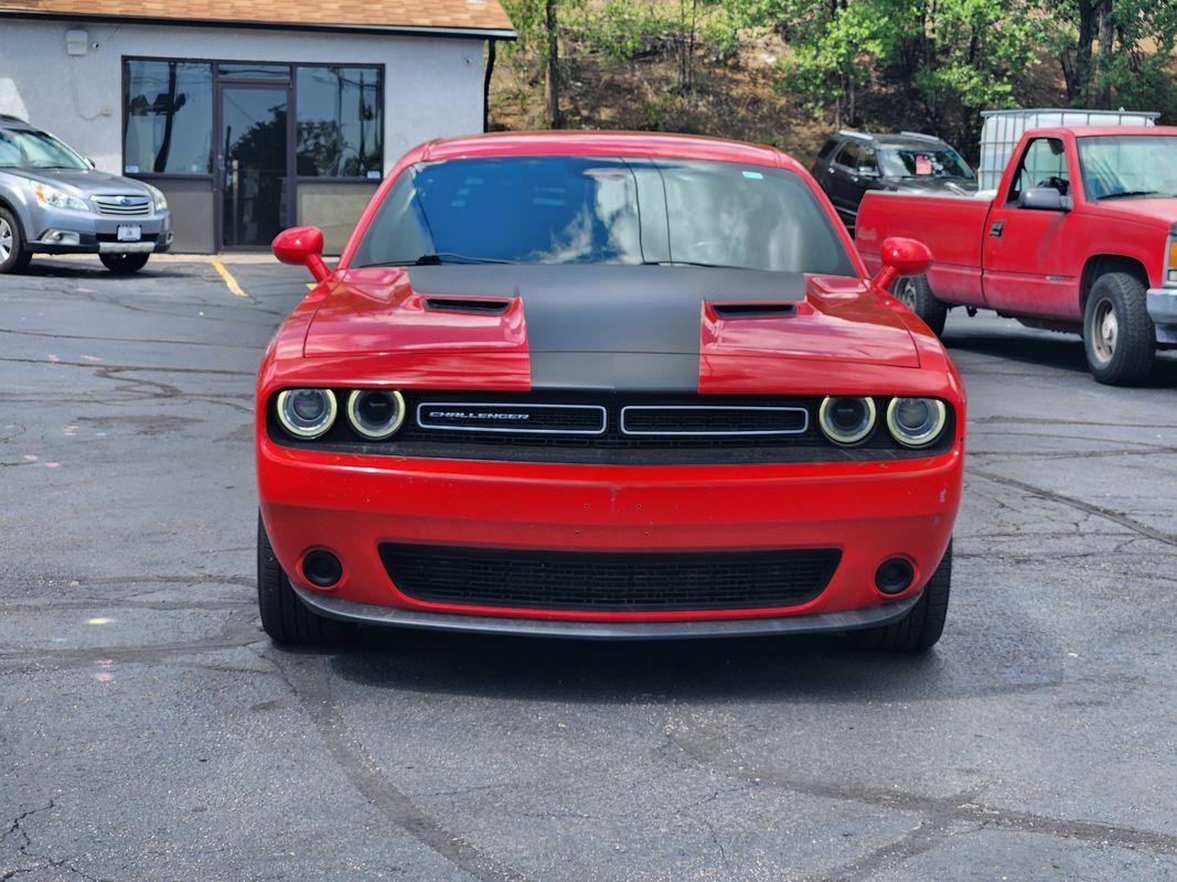 Used 2015 Dodge Challenger SXT w/ Driver Convenience Group RWD image 2