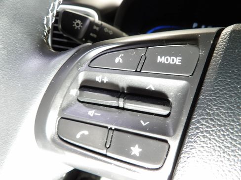 Used 2025 Hyundai Venue SEL FWD image 19
