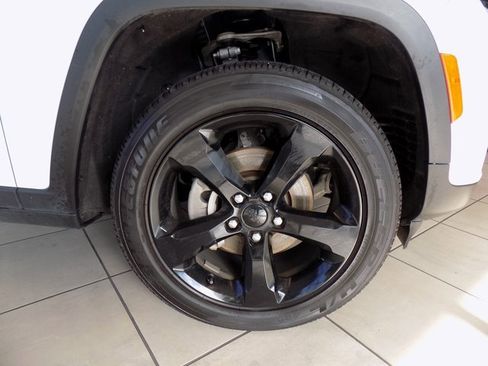 Certified 2023 Jeep Grand Cherokee Altitude image 10